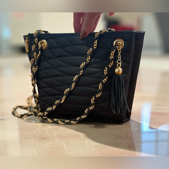 Giorgio Beverly Hills Vintage 80/90’s
Quilted Black Leather Purse Gold Hardware - Picture 3 of 17